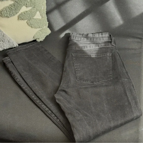 UNIQLO High-Waisted Slim Fit Black Straight Jeans | Size 28 - Picture 6 of 7